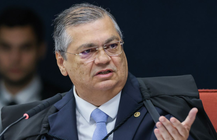 Dino rejeita alegação de Sóstenes para não explicar fala sobre emendas