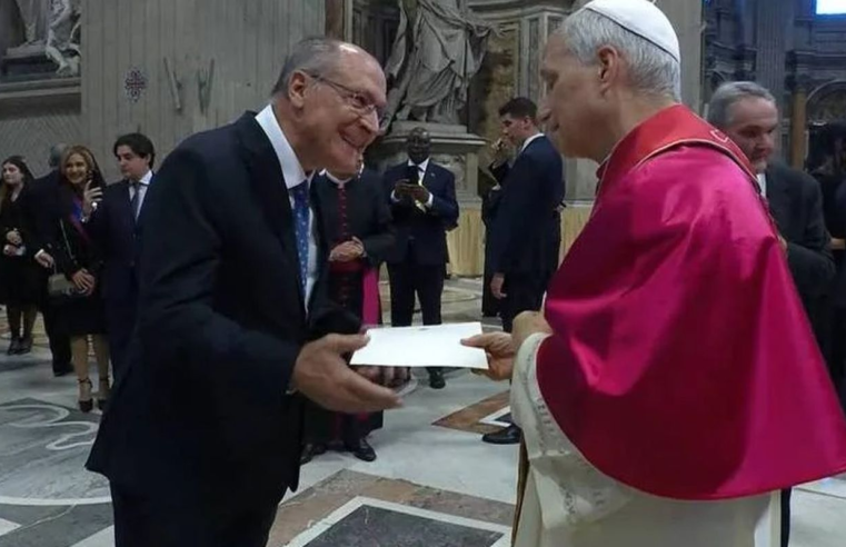 Alckmin entrega ao Papa convite para visitar o Brasil durante a COP30