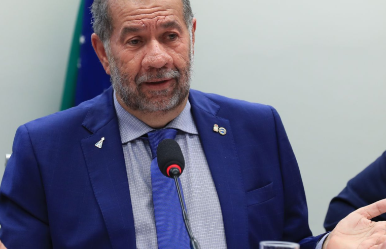 Após fraude no INSS, Lupi pede demissão do Ministério da Previdência