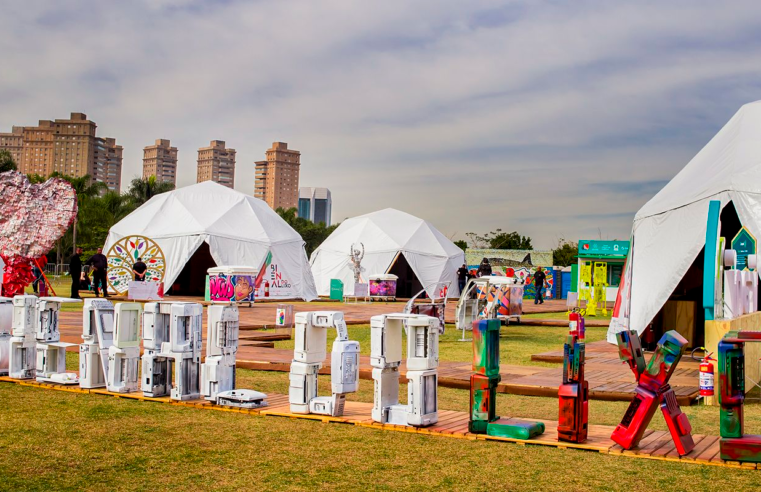 Chinelos descartados nas praias viram arte na Bienal do Lixo