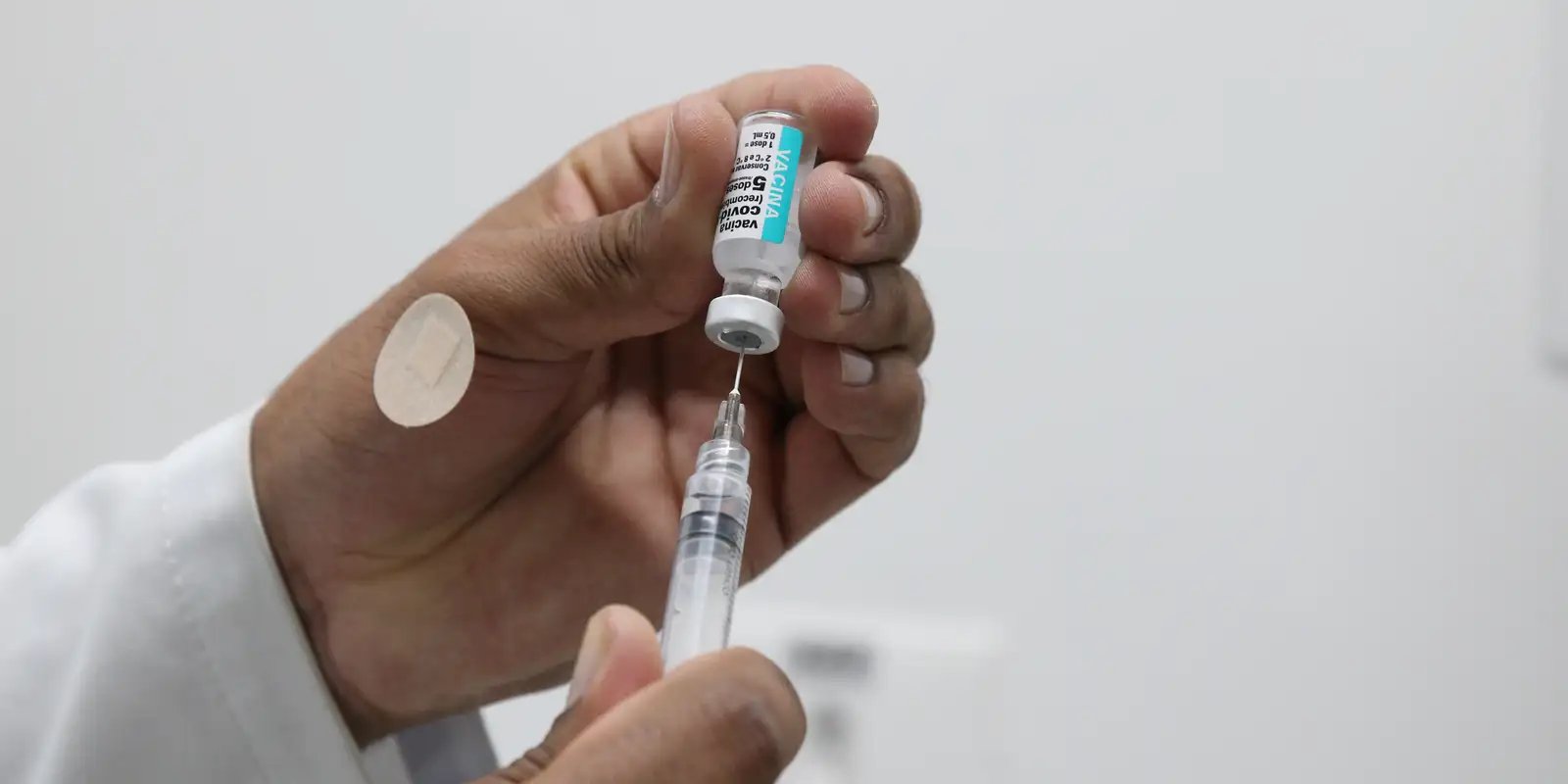 Covid-19: vacinação de idosos será ampliada em junho no Rio