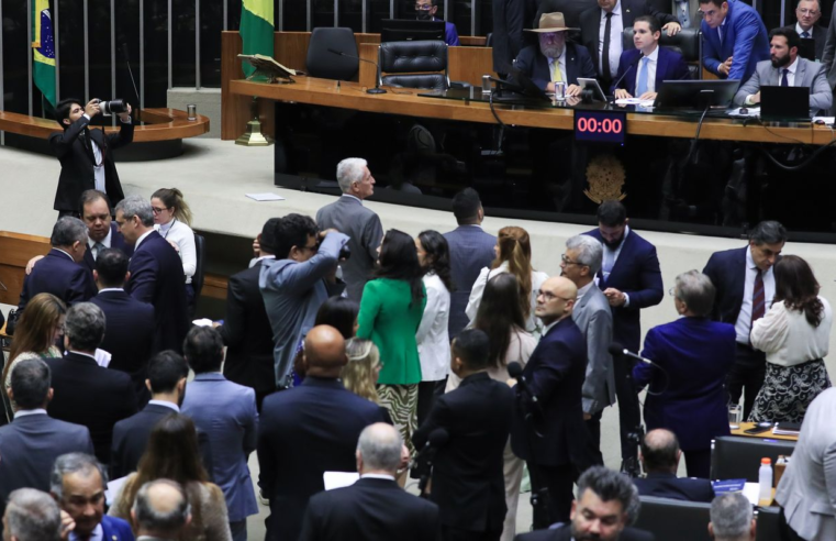 Câmara aprova projeto que reajusta salários de servidores públicos