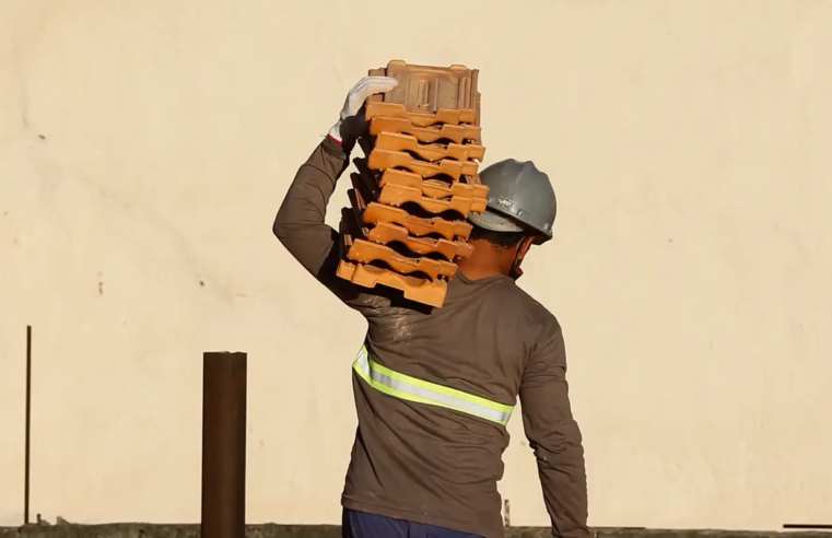 IBGE: salário na construção recua 22% em 2023, na comparação com 2014
