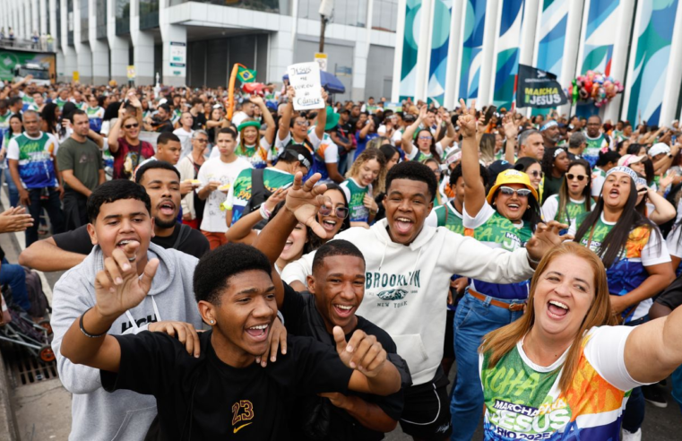Marcha para Jesus reúne milhares de fiéis no centro do Rio de Janeiro