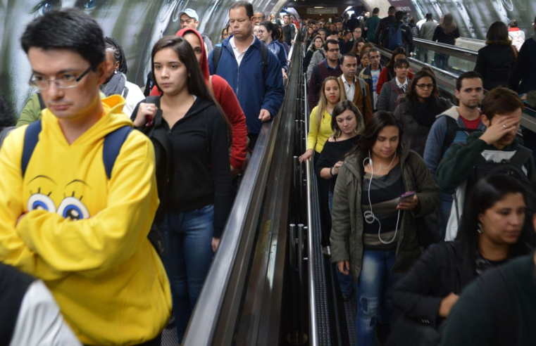 Falha no Metrô de São Paulo causa lentidão; estações estão lotadas