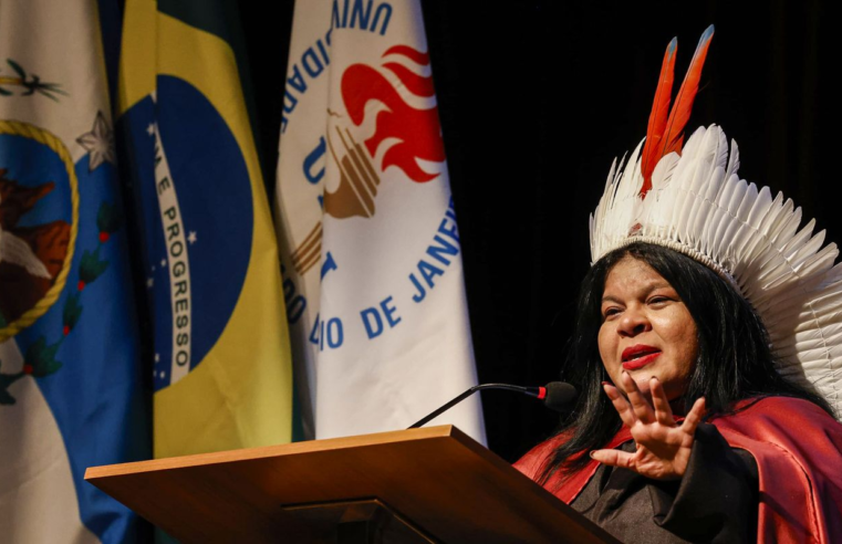 Sonia Guajajara é a primeira indígena doutora honoris causa da Uerj