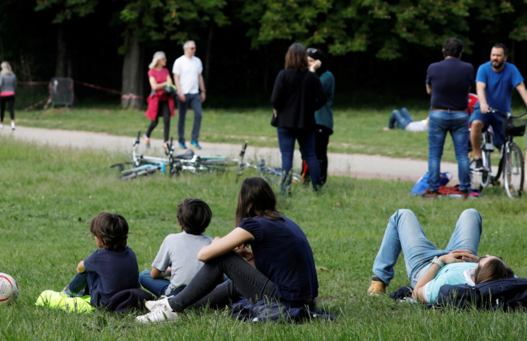 França proibirá fumar em praias, parques e perto de escolas
