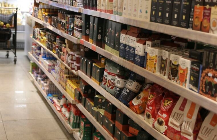 Comércio tem queda de 0,4% em abril, depois de três altas