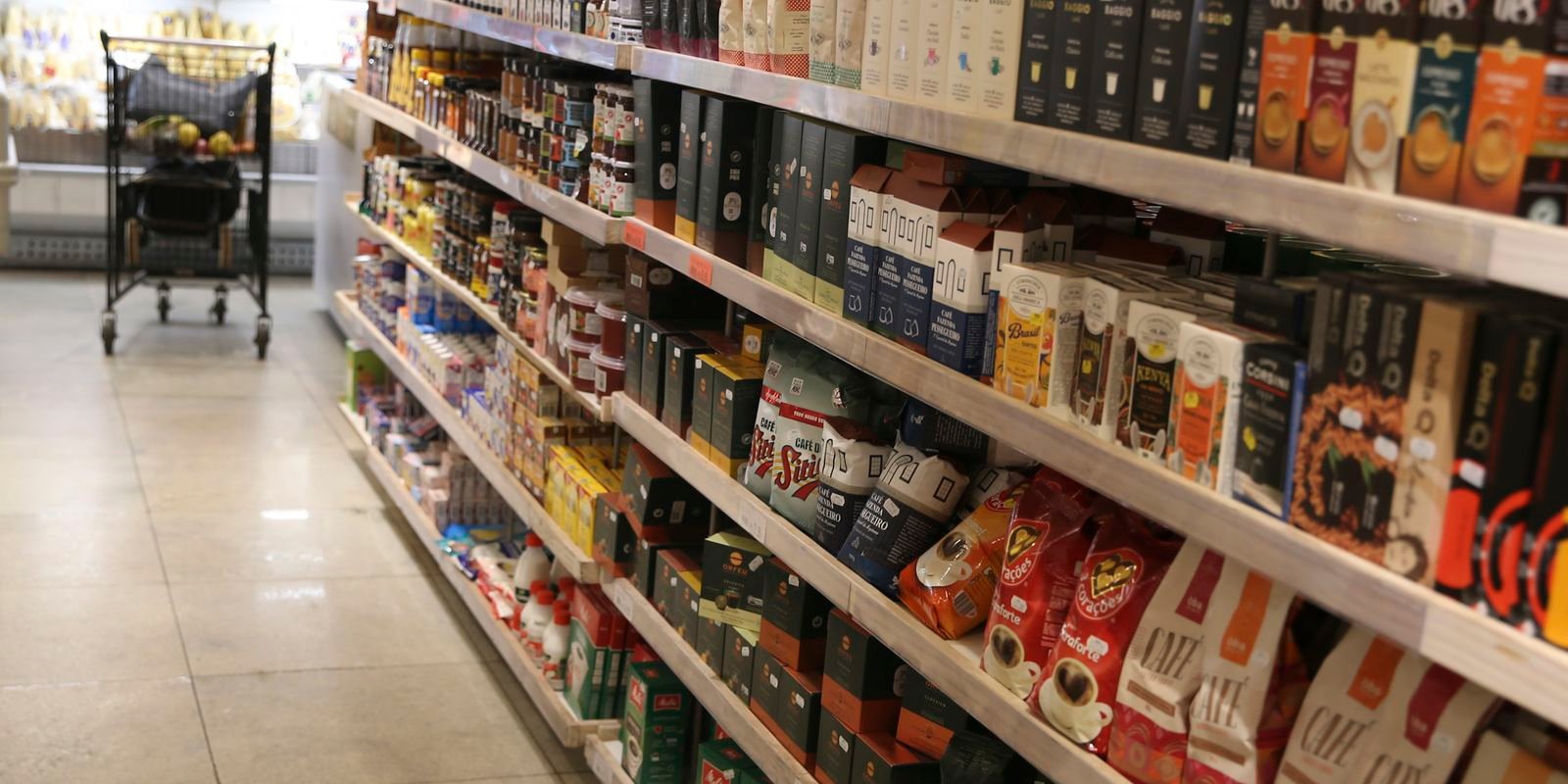 Comércio tem queda de 0,4% em abril, depois de três altas