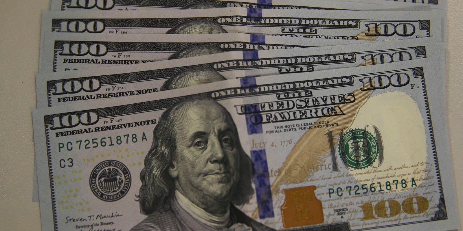 Dólar atinge menor valor em oito meses com conversa de Trump e Jinping