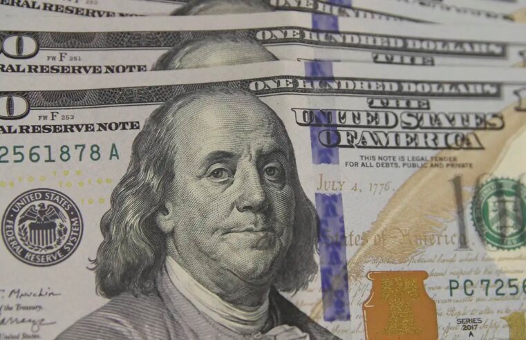 Dólar cai para R$ 5,49 com derrubada de alta do IOF e inflação menor