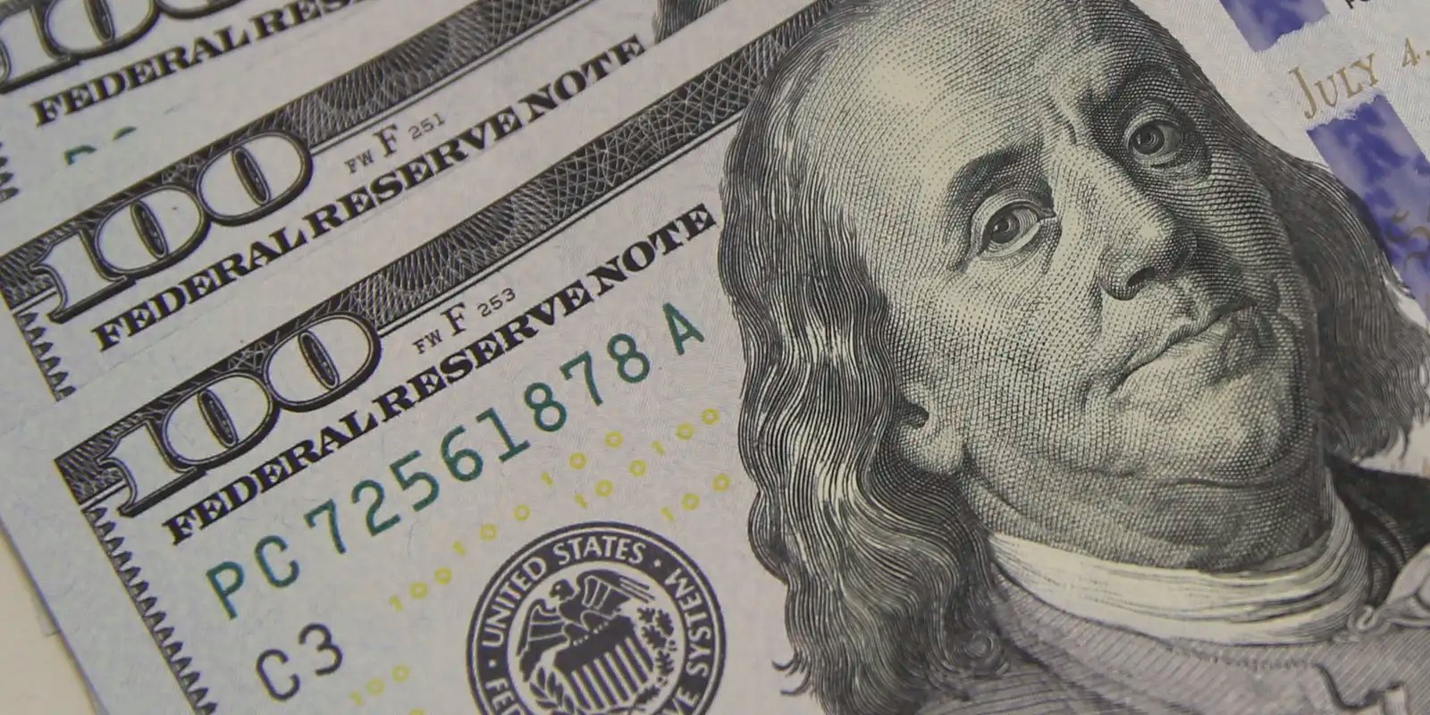 Dólar cai para R$ 5,56 à espera de pacote fiscal