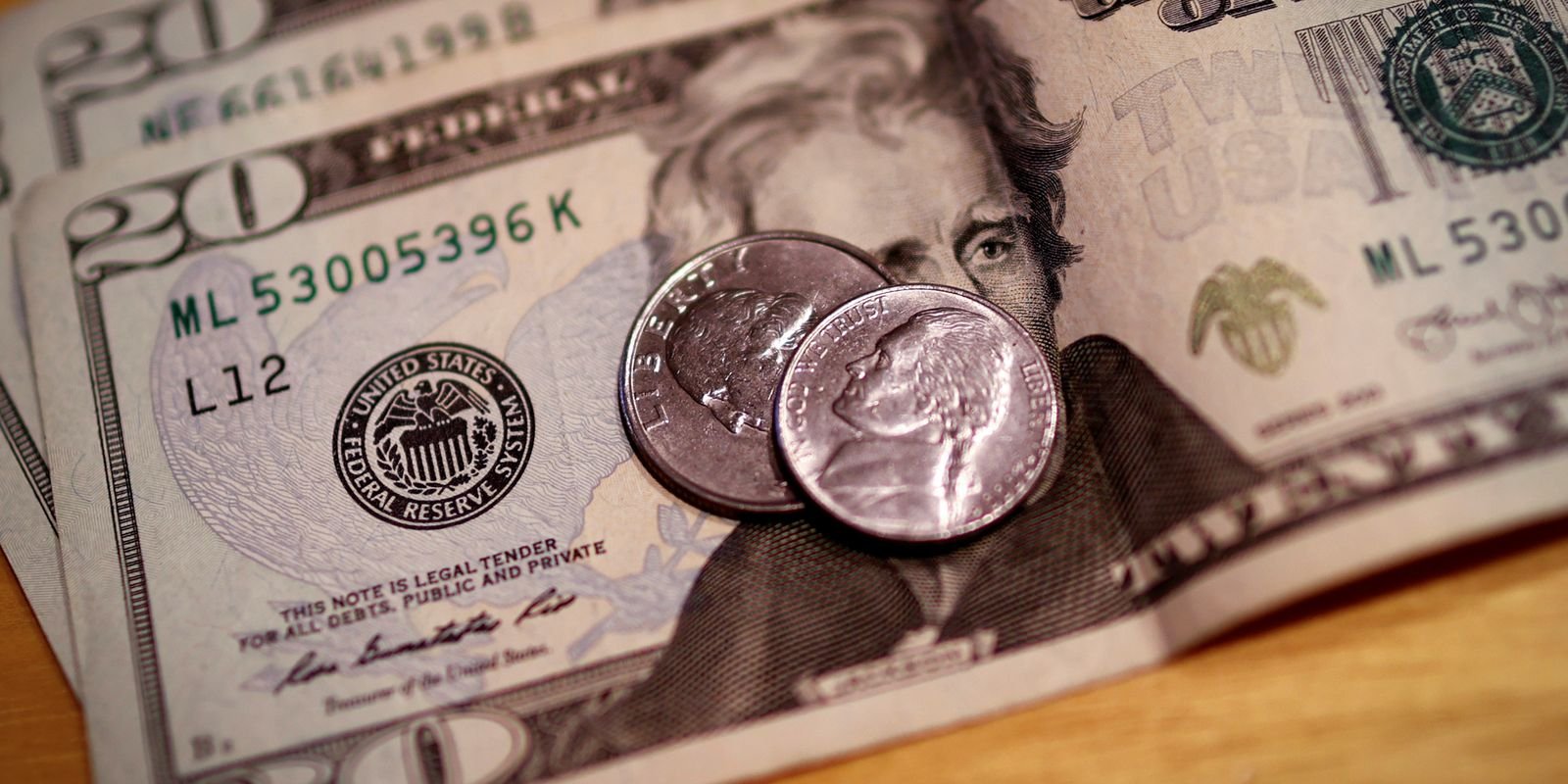 Dólar fica estável, apesar de conflito entre Israel e Irã