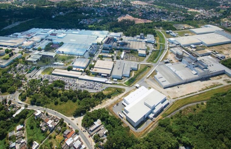 Emprego industrial tem primeira queda mensal em 18 meses
