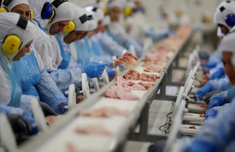 Indústria criou mais de 910 mil empregos em quatro anos, aponta IBGE