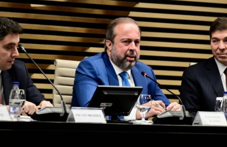 Ministro defende gás mais barato para reindustrialização do país