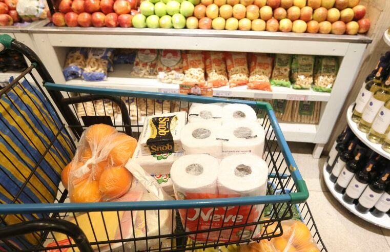 Preços de alimentos caem e prévia da inflação de junho fica em 0,26%