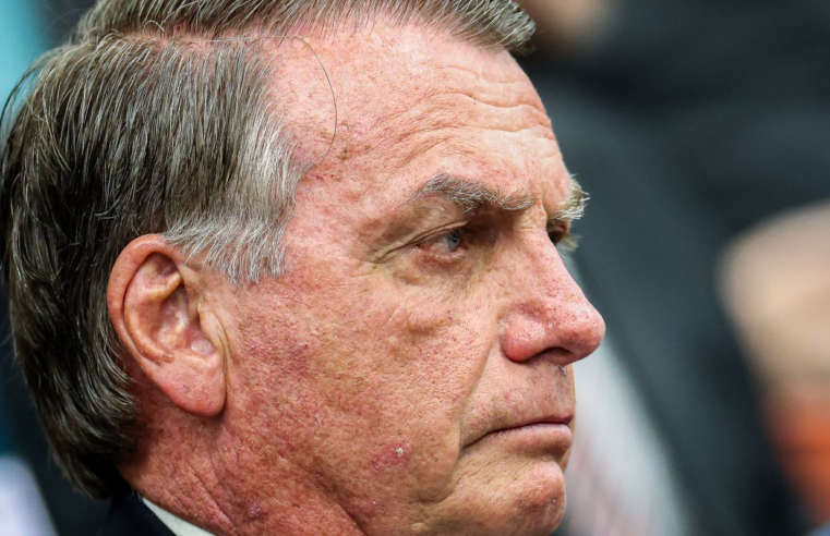 Bolsonaro nega à PF contato com governo Trump para buscar sanções