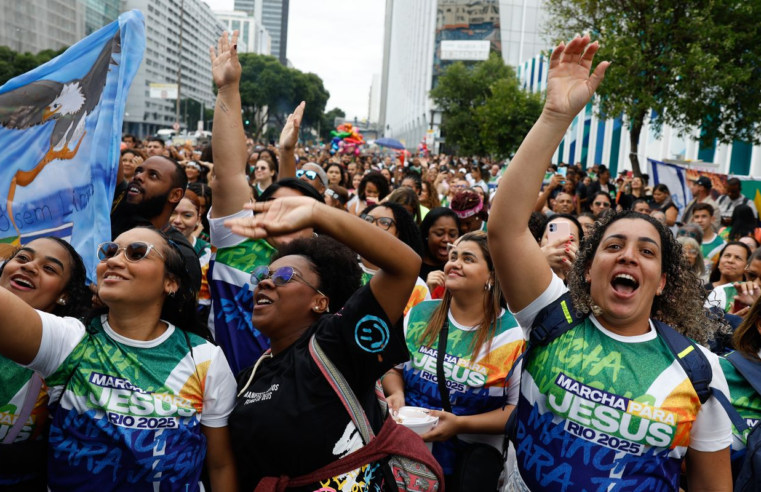 Evangélicos crescem e representam mais de um quarto da população