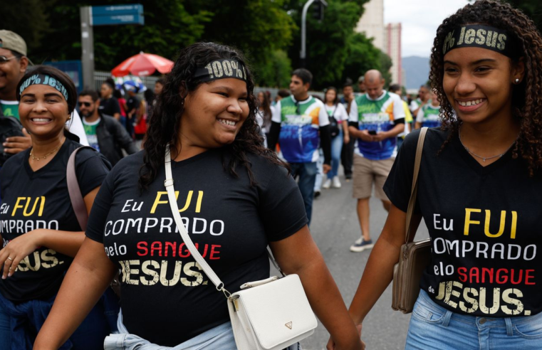 Jovens e mulheres puxam aumento de evangélicos no país, revela IBGE
