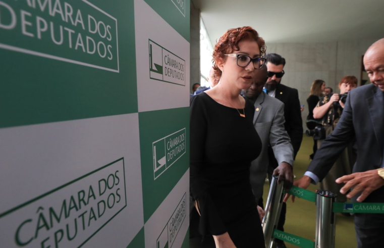 Moraes oficializa pedido de extradição de Carla Zambelli