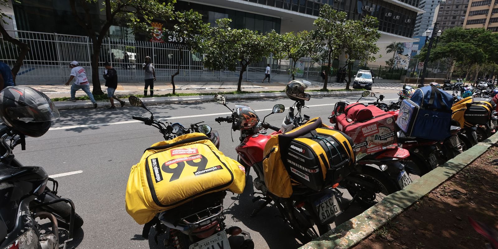 Municípios devem regulamentar serviço de mototáxi em SP, diz proposta