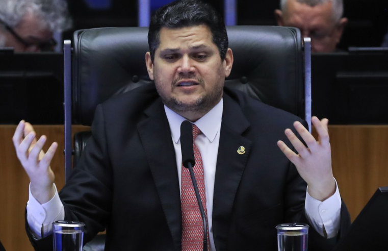 Alcolumbre lê requerimento que cria CPMI sobre fraudes no INSS