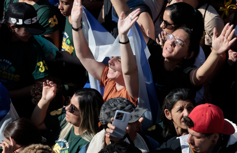 Marcha para Jesus mantém tom político com milhares de pessoas em SP