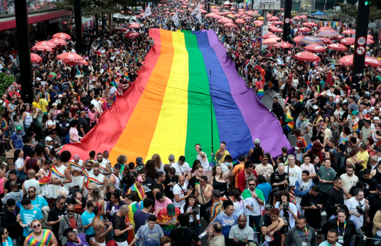 Parada LGBT+ de SP discute o envelhecimento em meio à festa e reflexão