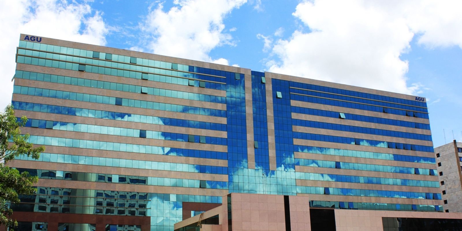 Justiça bloqueia R$ 119 milhões de investigados por fraude contra INSS