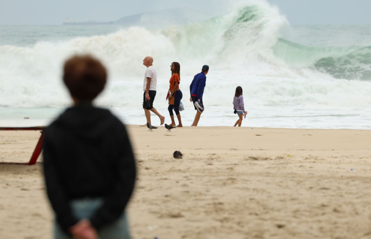 Temperatura cai no Rio, com ventania e mar de ressaca