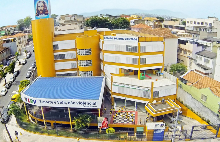 Menina de 13 anos é baleada em escola na zona norte do Rio