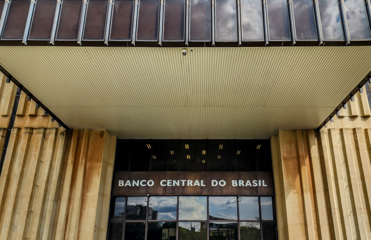 Relatório do BC prevê alta de  2,1% do PIB e queda da inflação em 2025