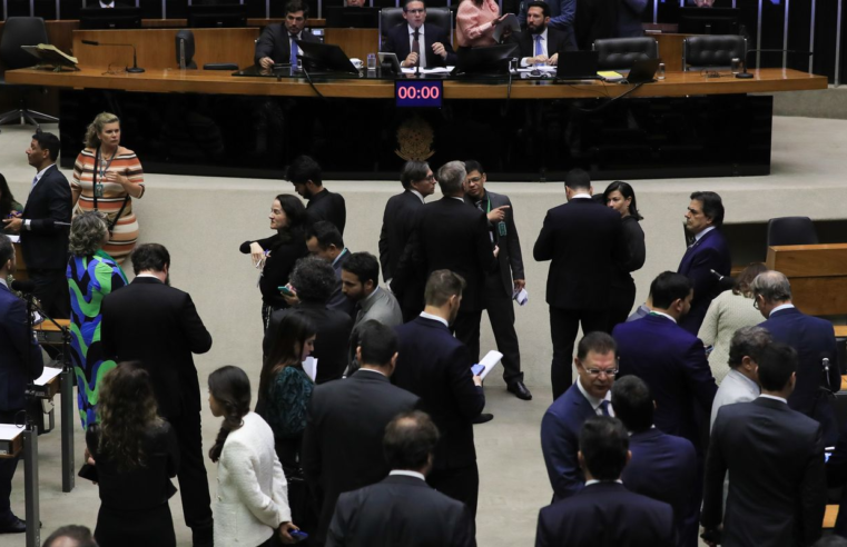 Governo ainda avalia se vai ao Supremo por IOF, diz AGU