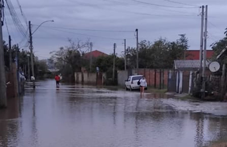 Vulnerável a cheias, ilha de Porto Alegre é atingida por chuvas