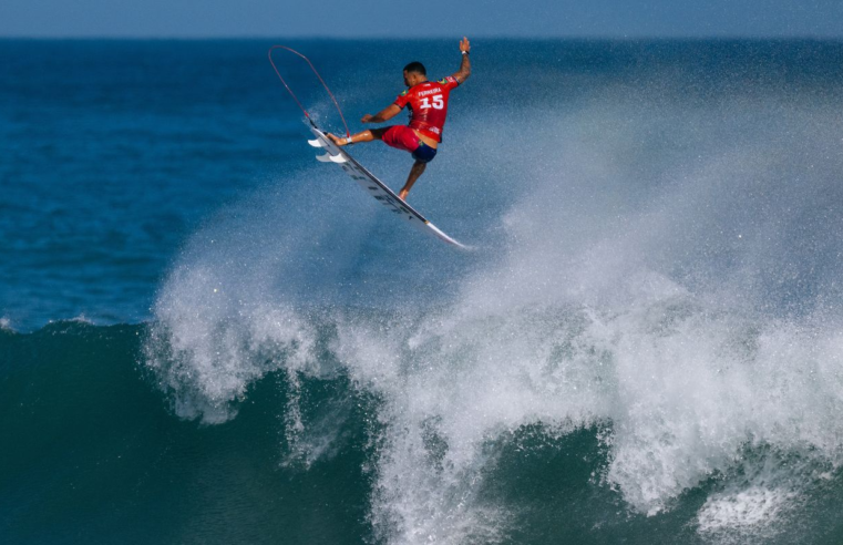 Italo Ferreira brilha com aéreo para alcançar quartas da etapa do Rio