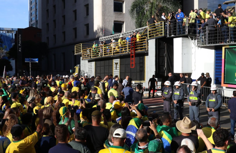 Ato em SP reúne apoiadores de Bolsonaro contra julgamento no STF