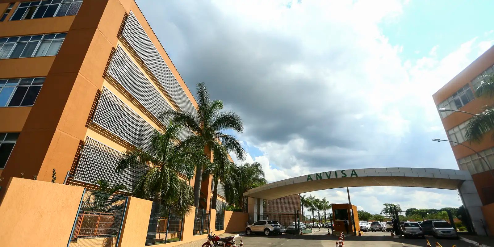 Anvisa alerta sobre uso do formol como alisante de cabelos