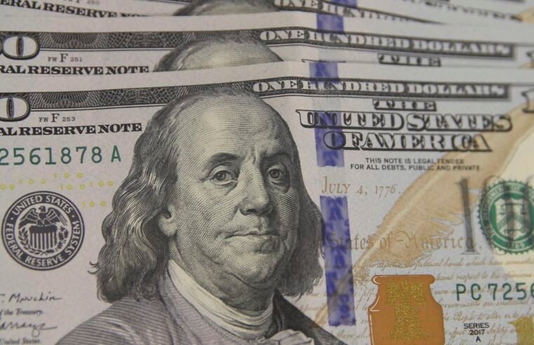 Bolsa bate recorde, e dólar cai para menor valor em mais de um ano