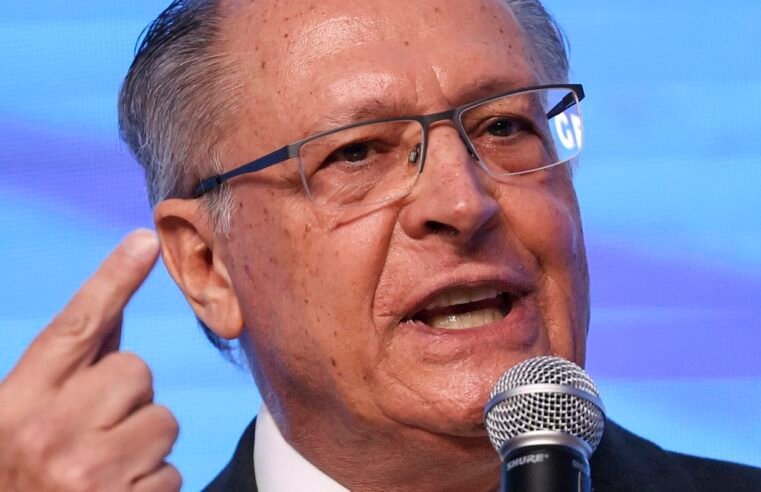 Brasil está conversando “com reserva” com Estados Unidos, diz Alckmin