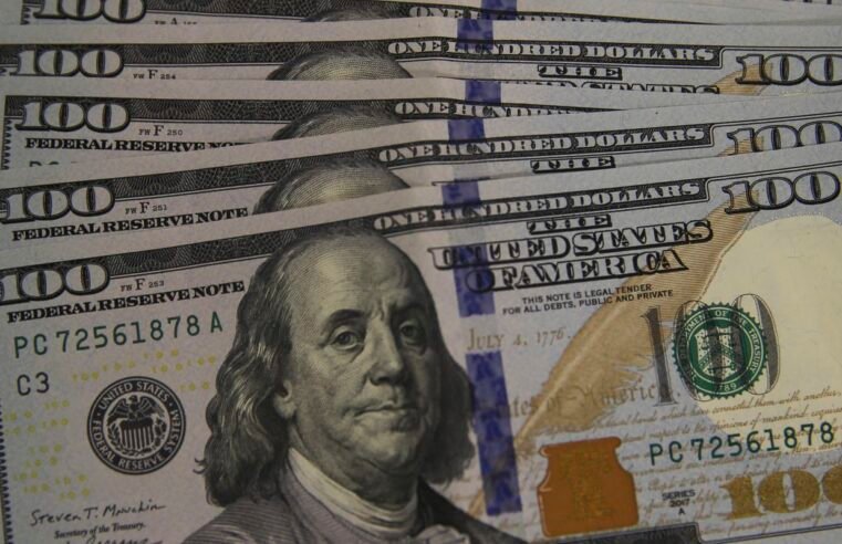 Dólar sobe para R$ 5,46 com IOF e realização de lucros