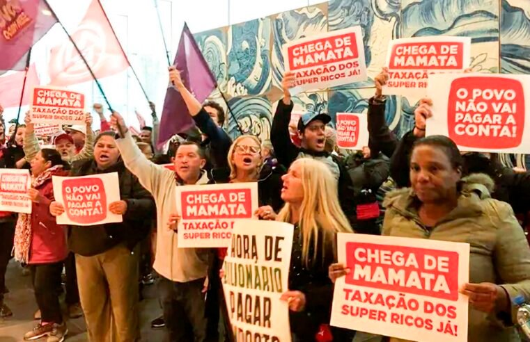 Povo sem medo e MTST fazem ato pela taxação de bilionários