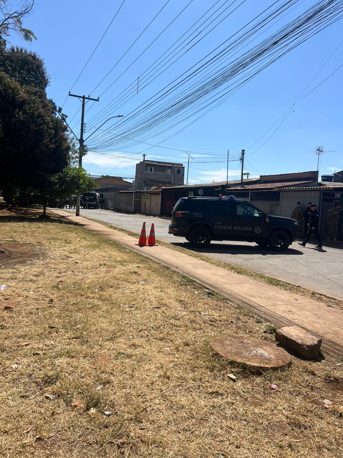 PMDF ativa Operação Gerente e BOPE negocia rendição de homem armado com facão na QNL 22