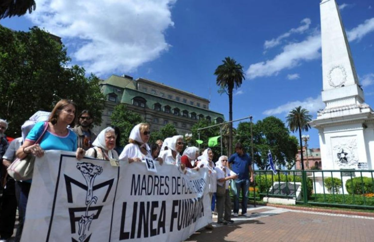 Avós da Praça de Maio encontram 140° neto sequestrado pela ditadura