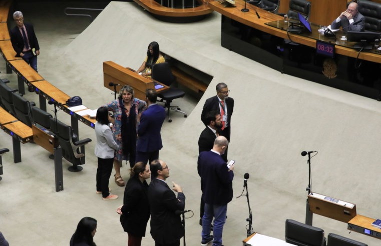 Câmara vota urgência de projeto que reduz benefícios fiscais federais