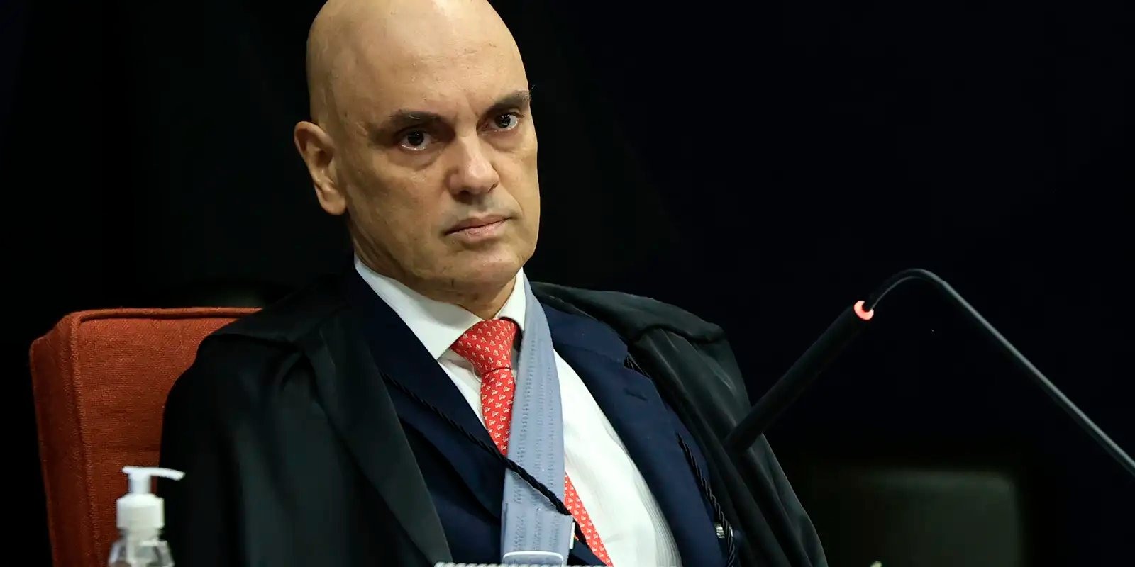 Moraes diz que Eduardo Bolsonaro interfere em processo na Corte