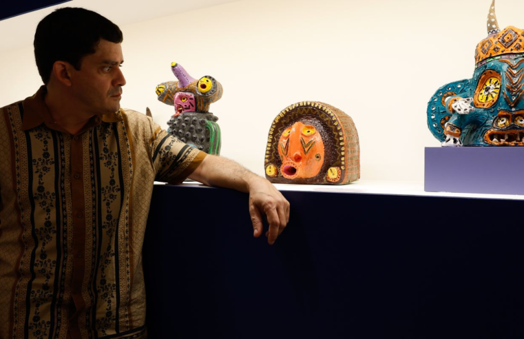 Exposição traz monstros coloridos de barro de artista pernambucano