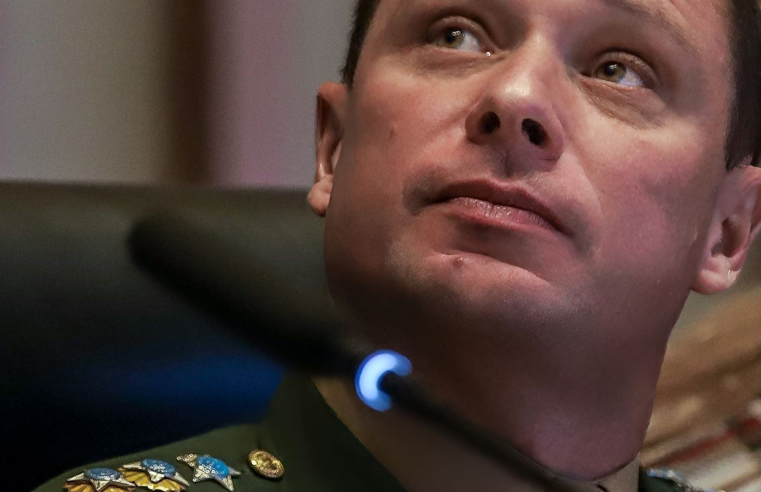 Cid reafirma que Bolsonaro leu minuta golpista durante reunião