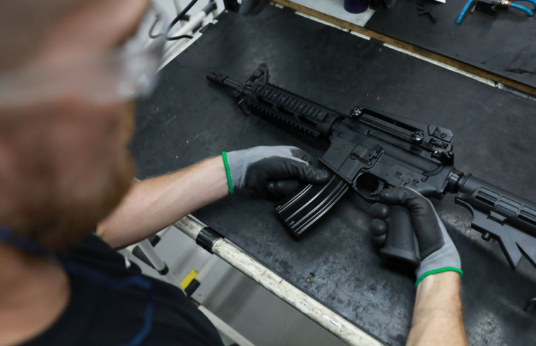 PM do Rio apreende fuzis e granadas em ação contra o crime organizado