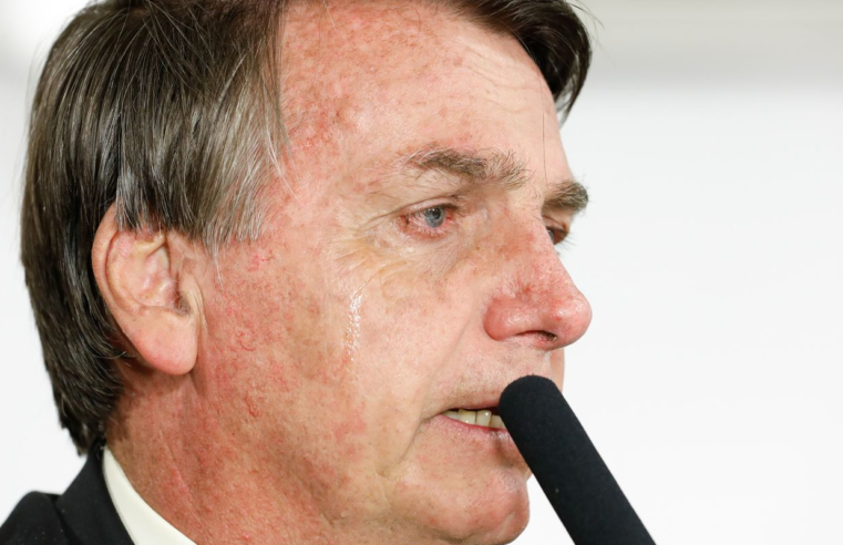 PF cumpre mandados na casa de Jair Bolsonaro, que usará tornozeleira